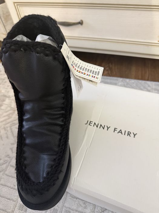 Угги в черном цвети.