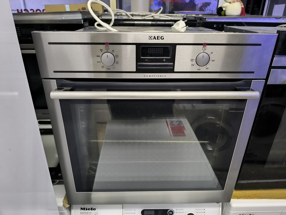 Фурна AEG BE3002001M - 9 функци с вентилатор и още екстри от към часовника.