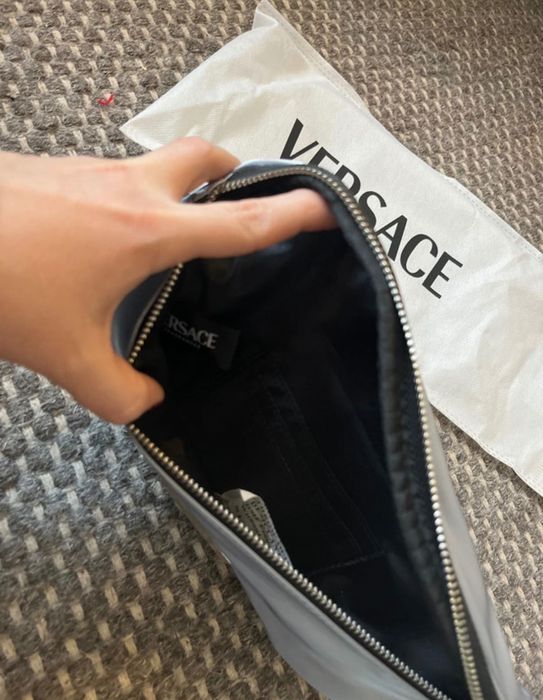 Versace Fragrances – чантичка за кръст (тип „банан“)