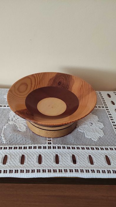 Масивна дървена купа със столче