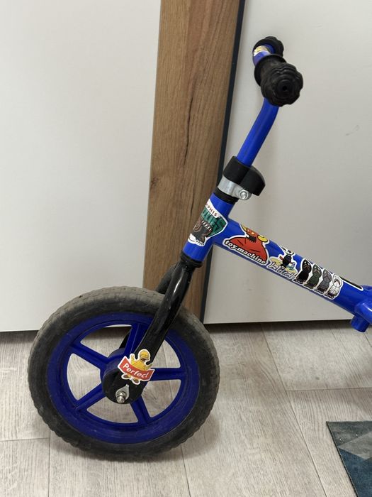 Два велосипеда с педалями и без