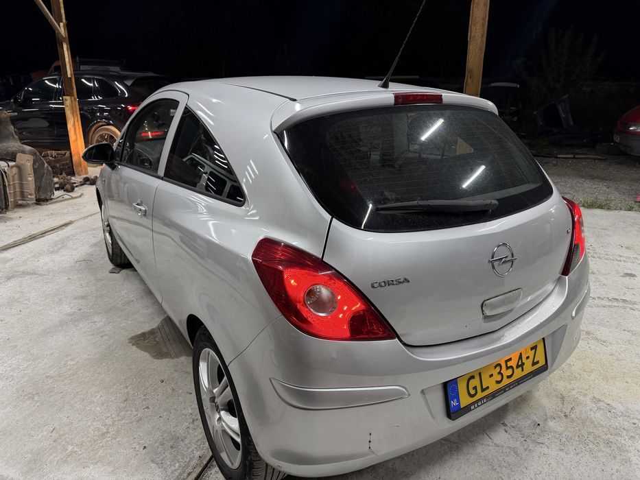 Опел корса 1.2 бензин 2008 Г само на части
