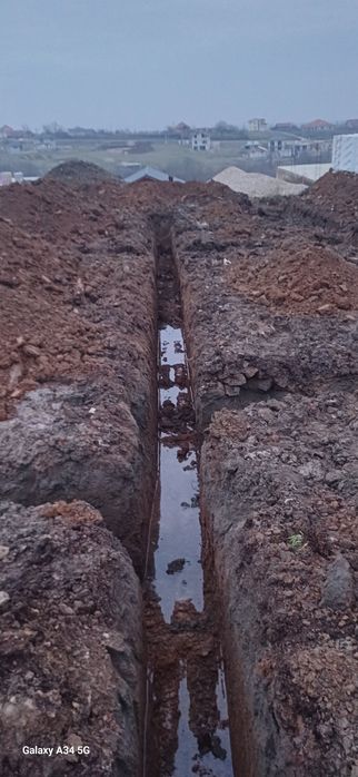 Execut lucrări cu miniexcavator