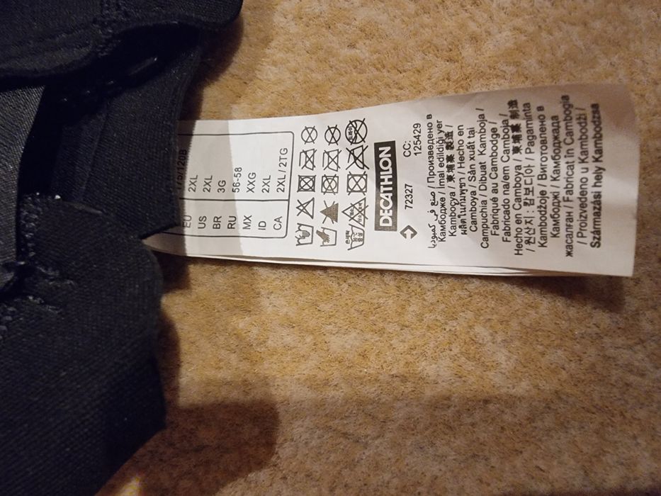 Costume neopren folosite in stare bună