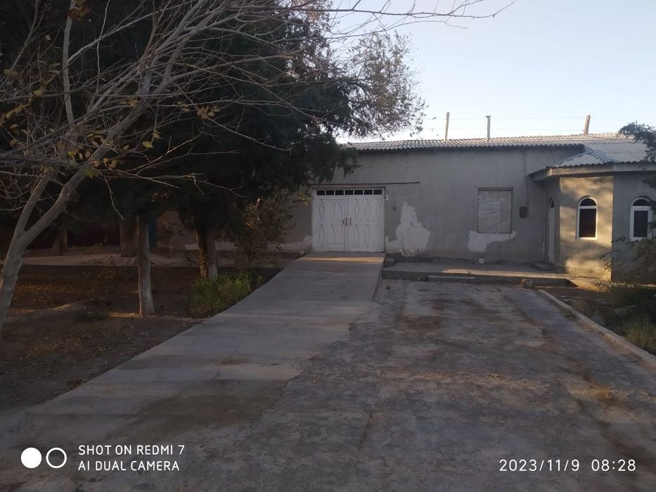 Питнак шахрида барча қулайликга эга уй сотилади.