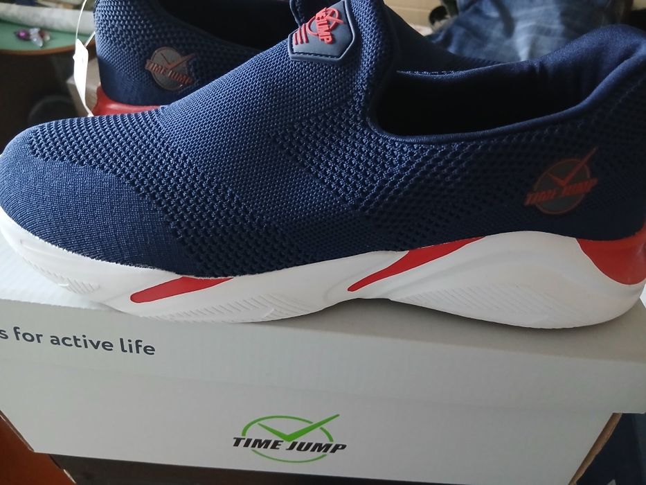 Продам 2 пары новых кроссовок  осень