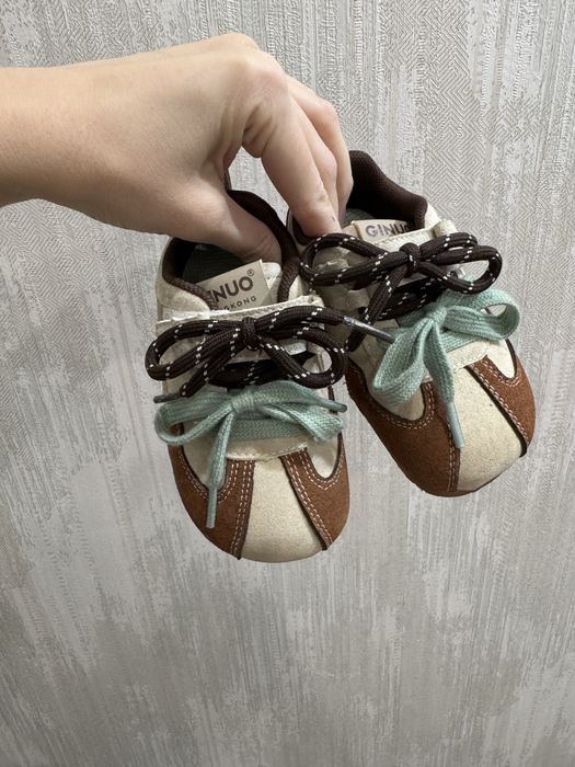 Продам детские кроссовки