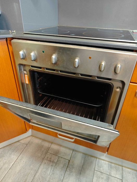 Продавам фурна за вграждане и плот стъклокерамични котлони Ariston