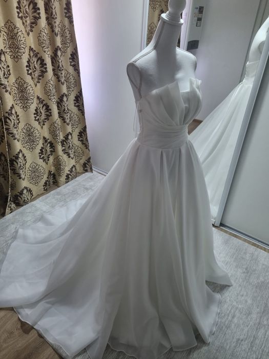 Rochie mireasa alba cu slit