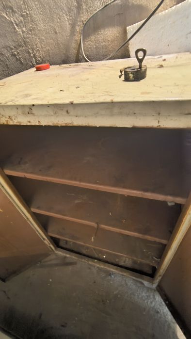 Металлический шкаф (ящик, сейф)