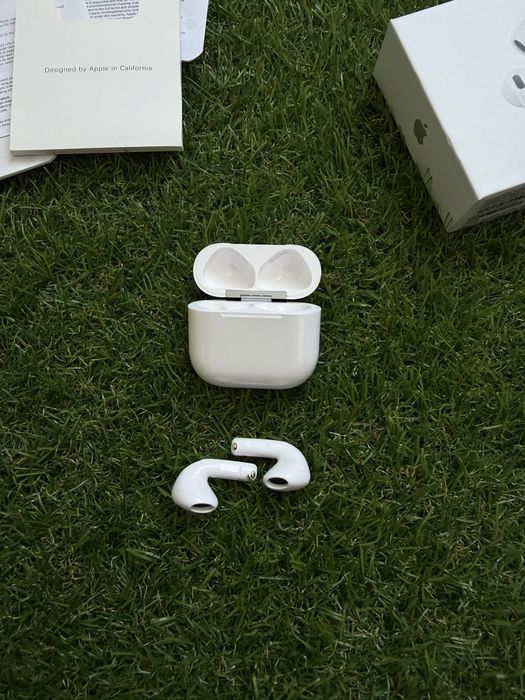 Apple AirPods 4   .