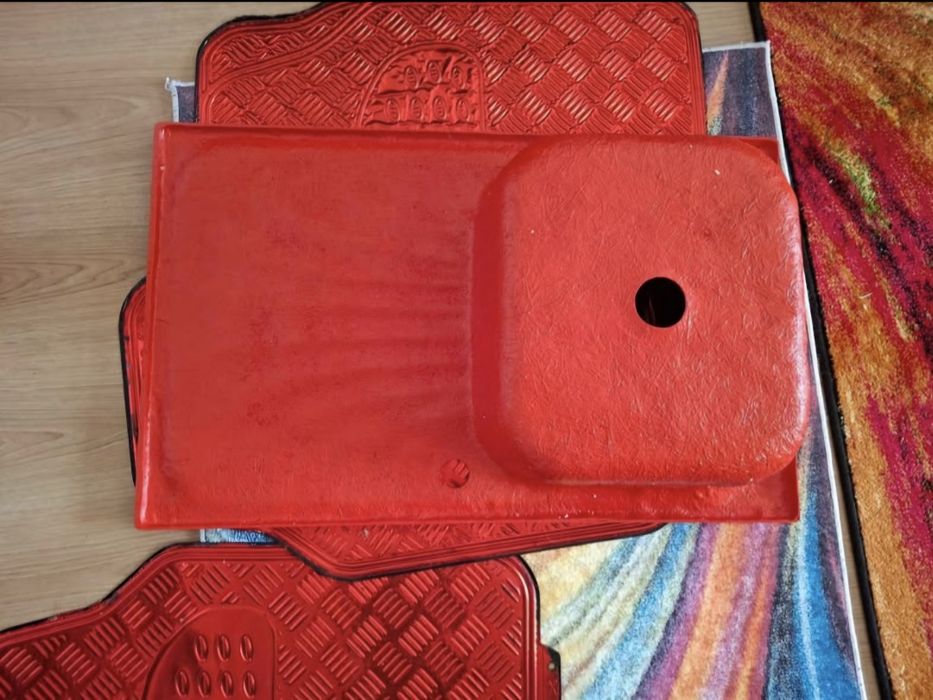 Vând chiuvetă de bucătărie de culoare roșie, în stare foarte bună. Are un design deosebit și o culoare intensă care oferă un aspect modern bucătăriei