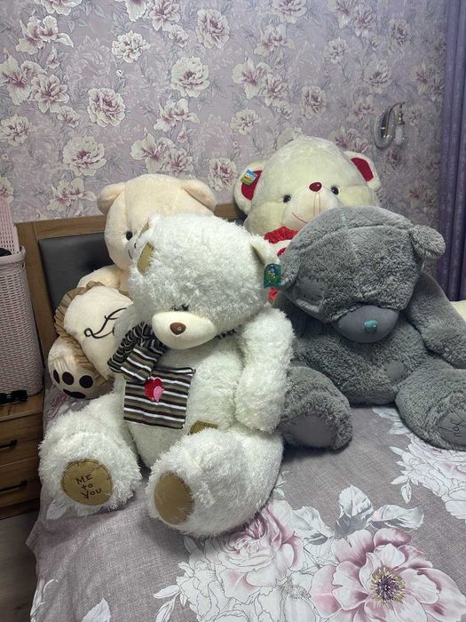 Продам мягкие игрушки медведей. Новые смотрите фото, огромные медведи.