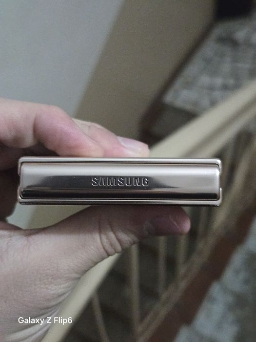 Samsung  Z flip 4   argnal