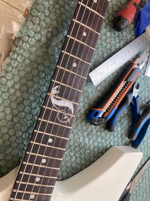 Vând chitara  din Masterpiece- Esp Snakbyte SW -Made in China, cu doze Emg JH Active   la care s-a schimbat tot (doze ,bridge ,nut , retastat , setat