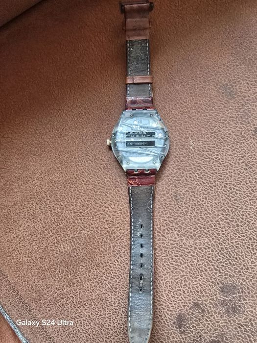 Часовник Swatch six