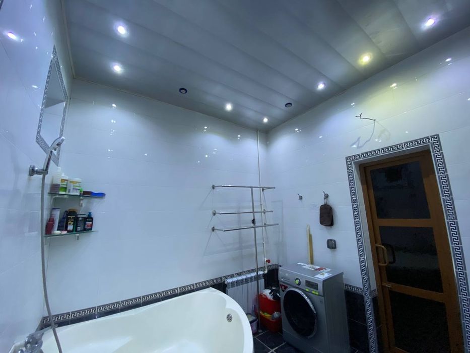 Дом уютный с участком фруктовыми деревьями.