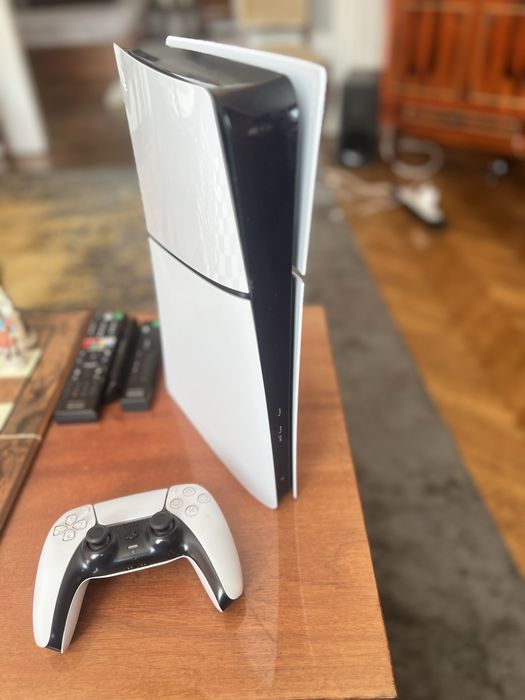 Playstation 5 slim , editie noua , fara disc , 1 Tb cu controler