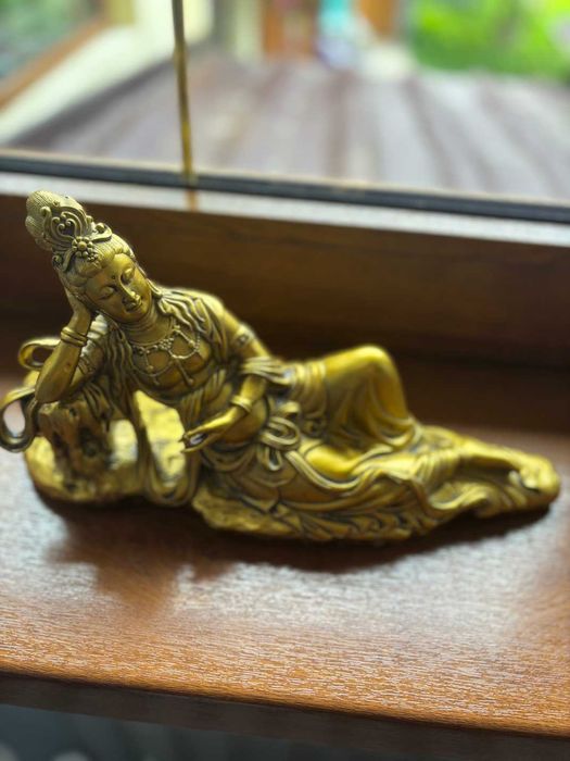 Statuetă Guanyin/Buddha feminin/rășină aurie/17cm×30,5cm.