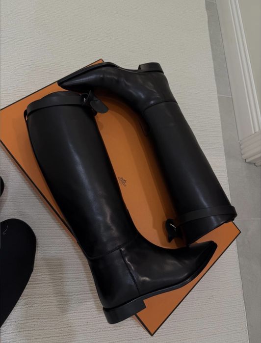 Черныевычокие кожанные сапоги