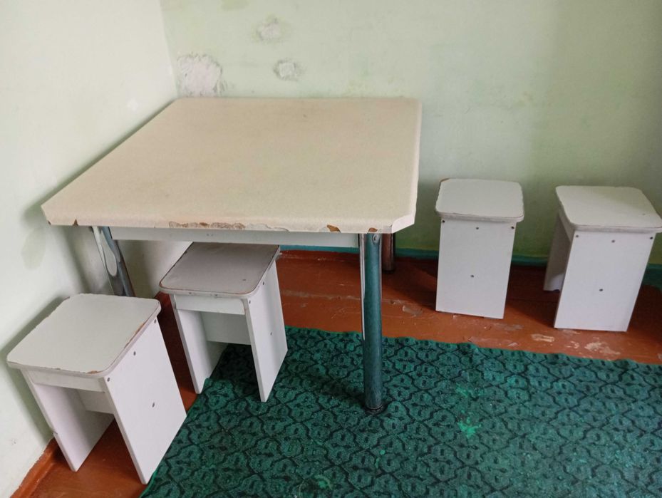 Продам стол 255т и 4 табуретки.200т