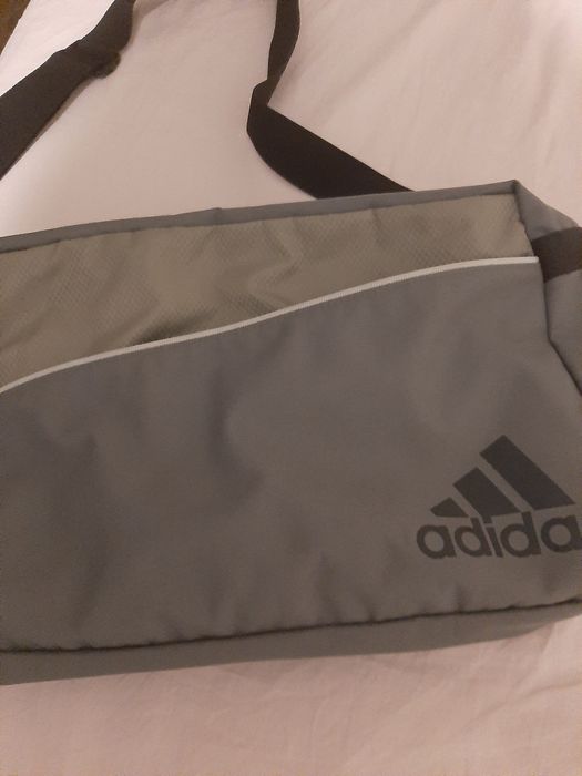 Адидас  чанта  среден размер