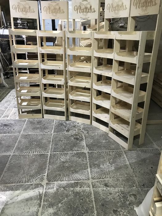 Дървени стелажи за заведения и магазини