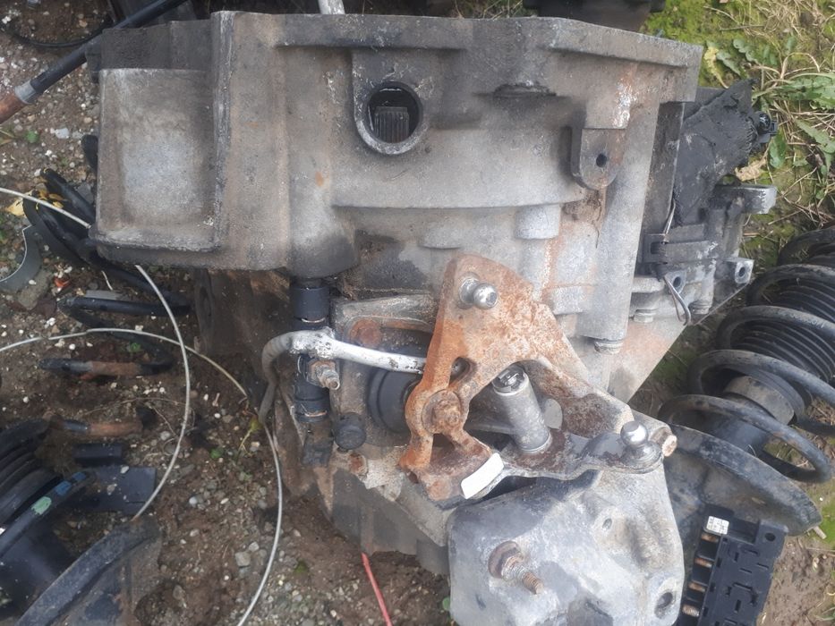 Vînd cutie 6+1viteze golf 4 si motor dizel 1,9 motor axr