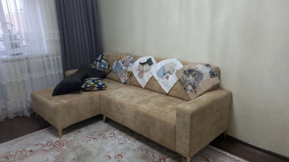 Myahkiy divan ugolok dlya zala