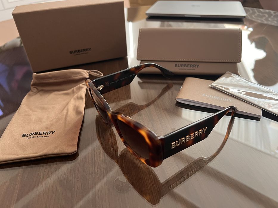Солнцезащитные очки Burberry