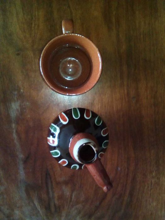 керамични чашки, канички, стомничка и един сет чашка с чинийка