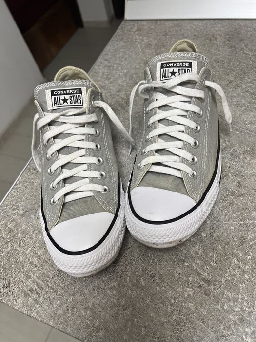 Vind tenisii in stare foarte buna