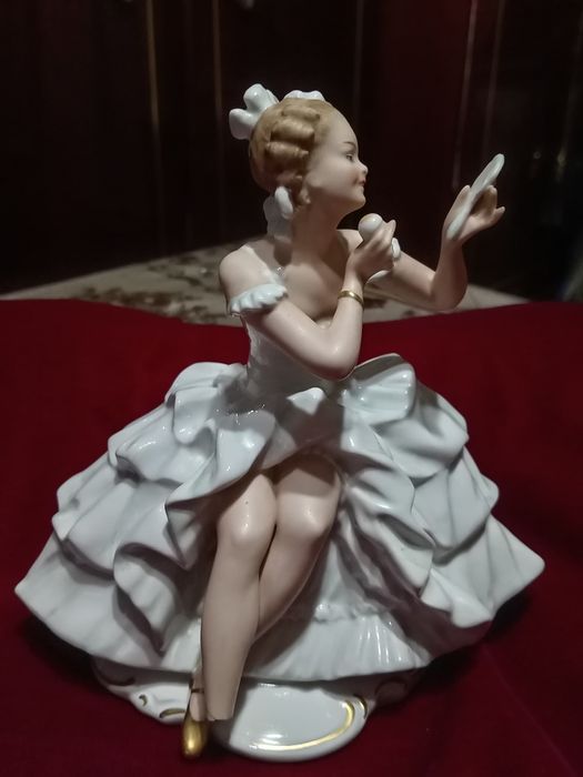 Статуэтка из фарфора