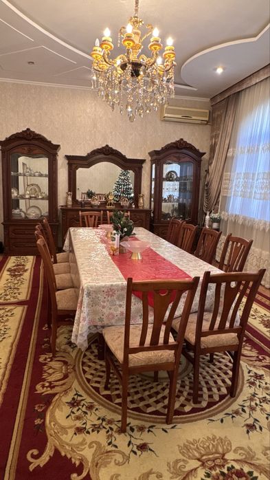 Продаётся мебель для зала: стол, стулья, стенка, пенал.