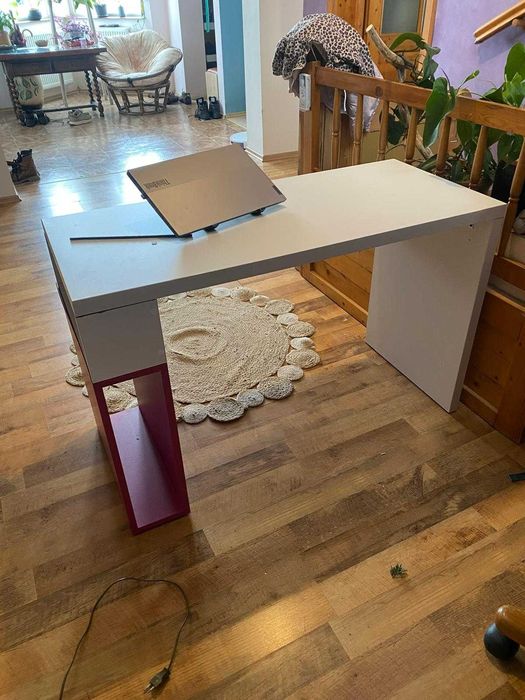 Birou minimalist copii, alb si roz