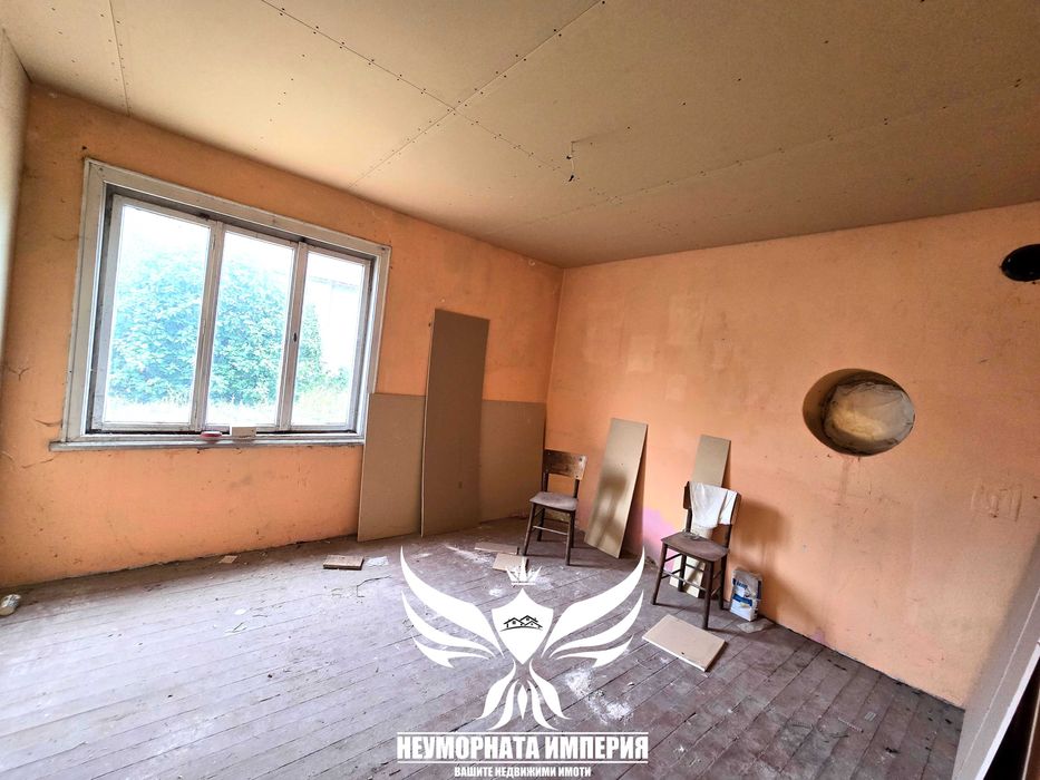 Продавам двуетажна къща с постройки 280РЗП с 900кв двор село Червен