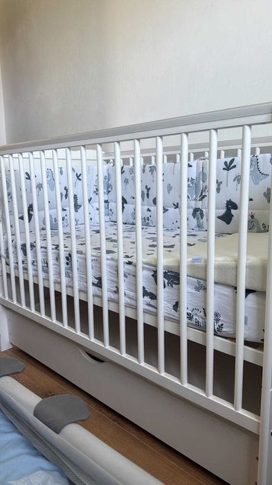 Patut pentru bebe din lemn, cu sina speciala pentru dentitie