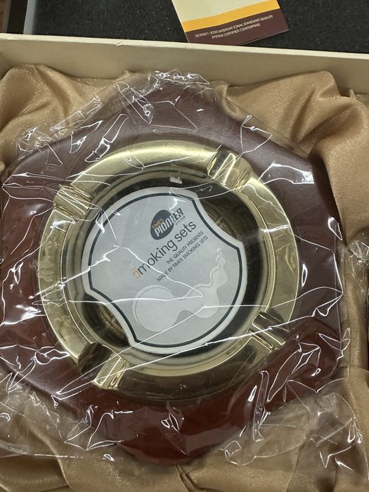 Пепельница и зажигалка