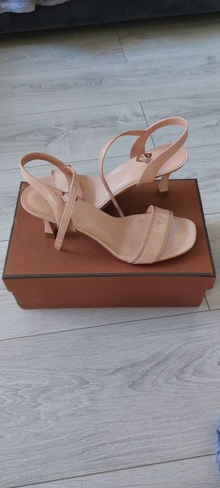 Продам босоножки