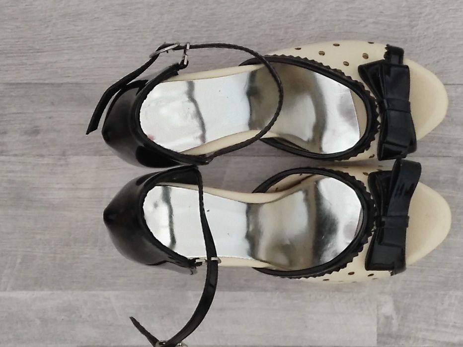 Papuci cu toc de dama