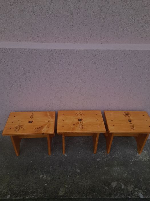 Vând scăunele din lemn de molid