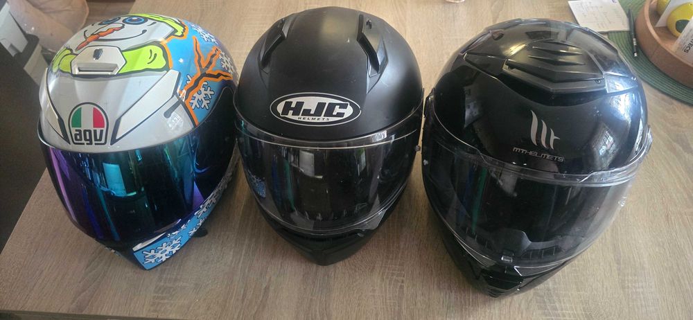 Три броя мото каски