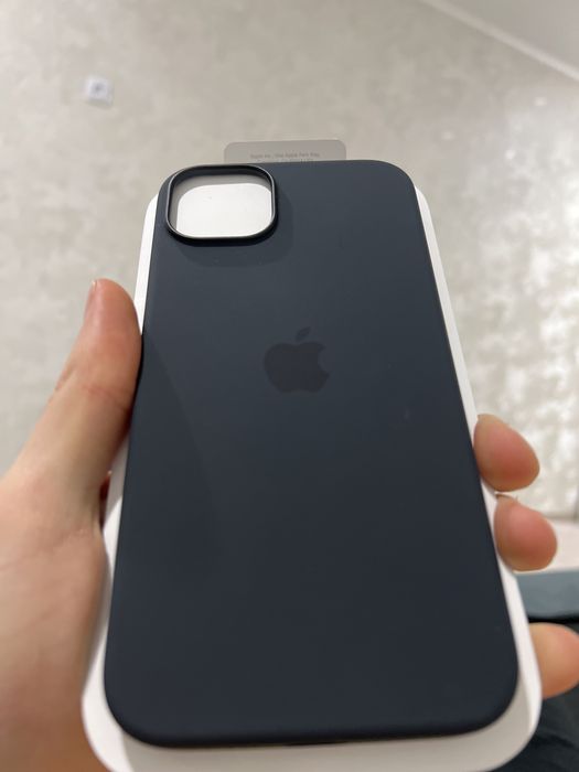 Продам оригинальный чехол на iPhone 14 Plus