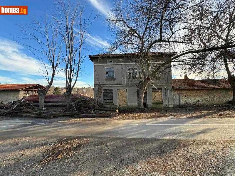 Двуетажна къща в село Макариополско