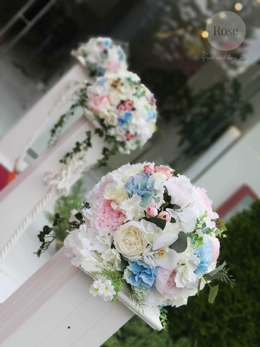 Aranjament floral din flori artificiale pentru evenimente