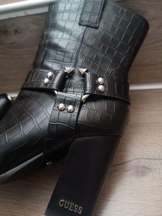 GUESS черни боти