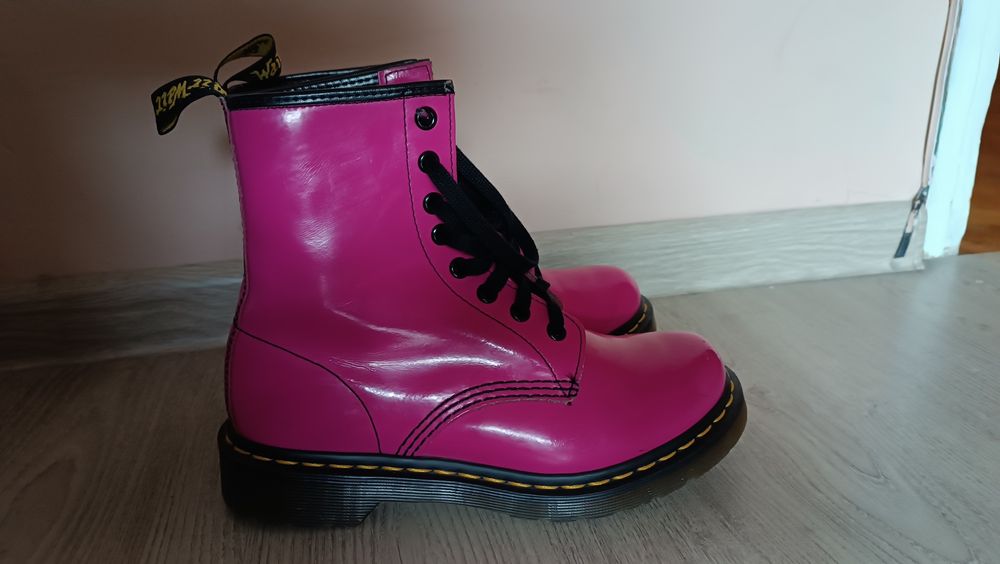 Розови лачени Dr. Martens
