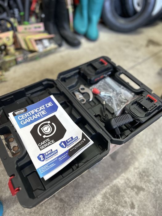 Foarfeca electrica cu 2 acumulatori + accesori