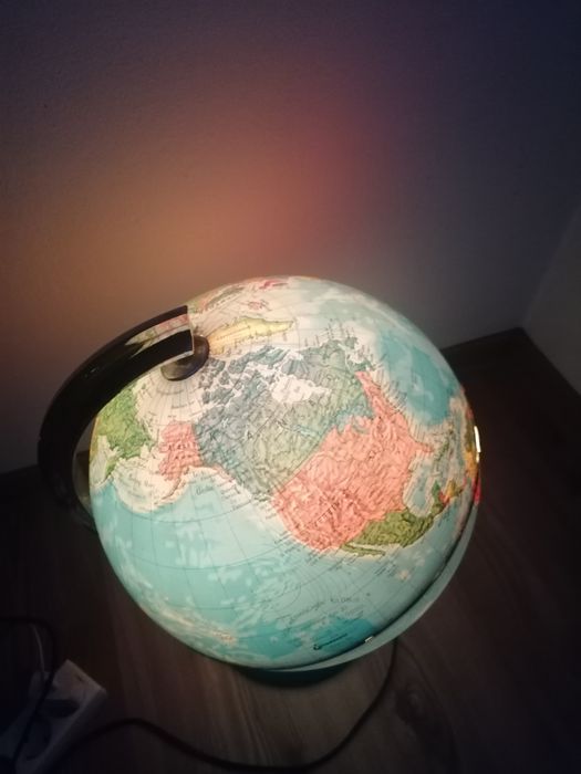 Glob pământesc iluminat cu piedestal și meridian