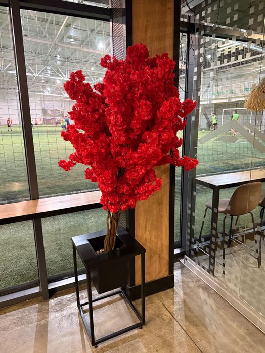 Изкуствено дърво в червен цвят